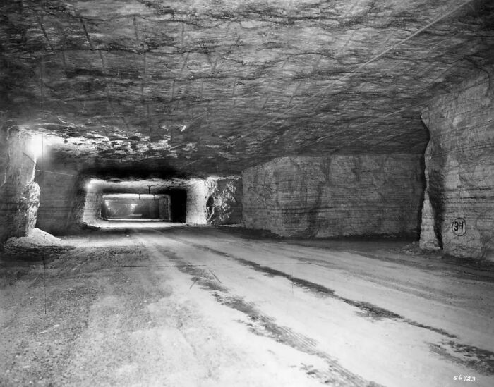 Foto curiosa de una cueva subterránea amplia con camino iluminado que muestra otra perspectiva desconocida.