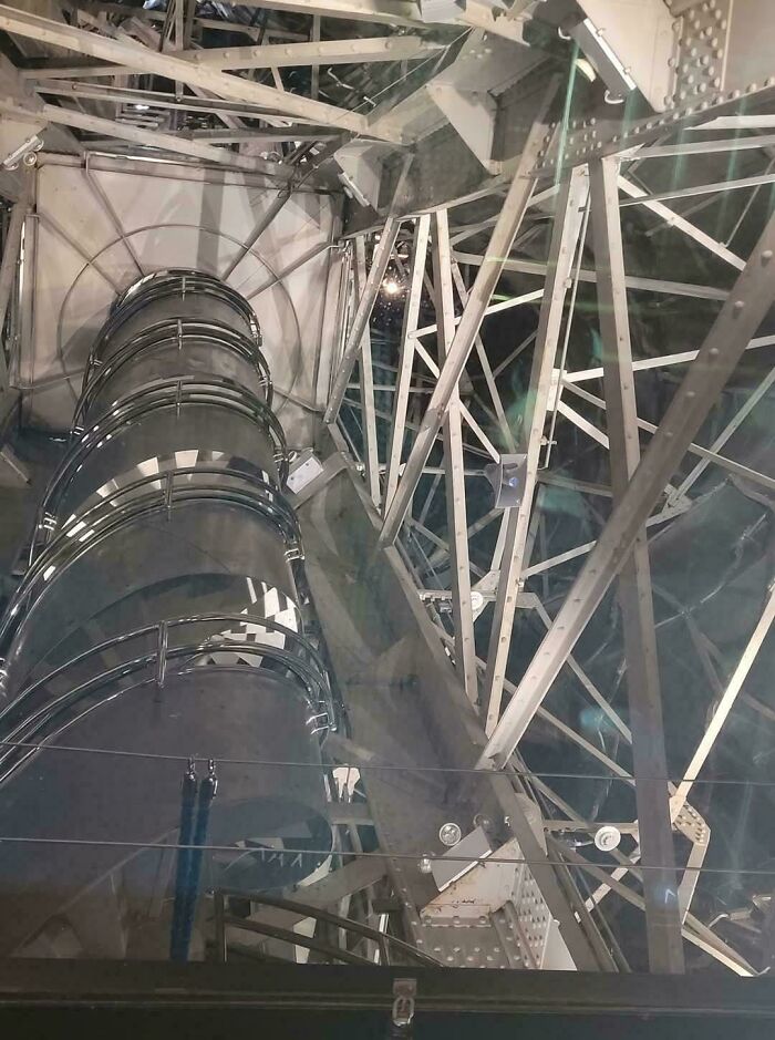 Estructura metálica y escaleras en perspectiva poco común mostrando ángulos geométricos y detalles curiosos.