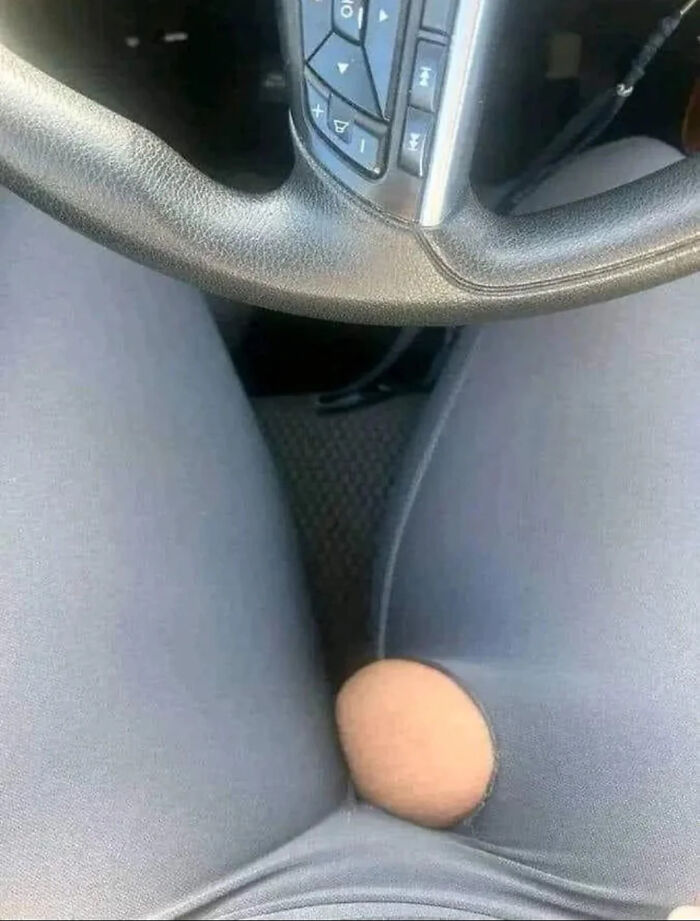 Leggings rotos en la zona de la entrepierna mientras se conduce, imagen bendecida y maldita al mismo tiempo.