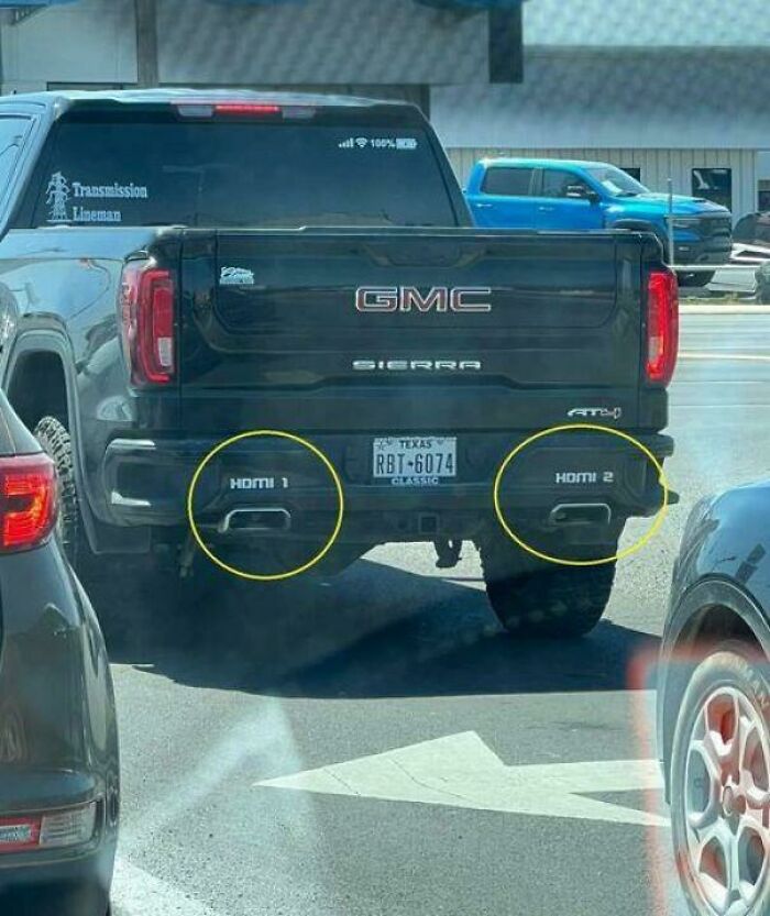 Camioneta GMC Sierra con salidas de escape modificadas que imitan puertos HDMI, imagen bendecida y maldita.