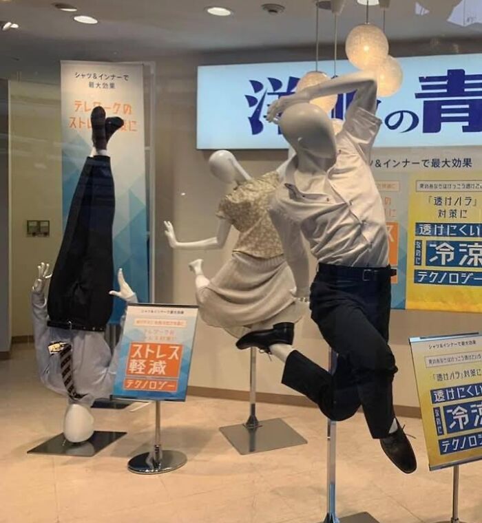 Maniquíes en poses sorprendentes y poco comunes que muestran lo imposible, captados para personas que menos mal hicieron una foto.