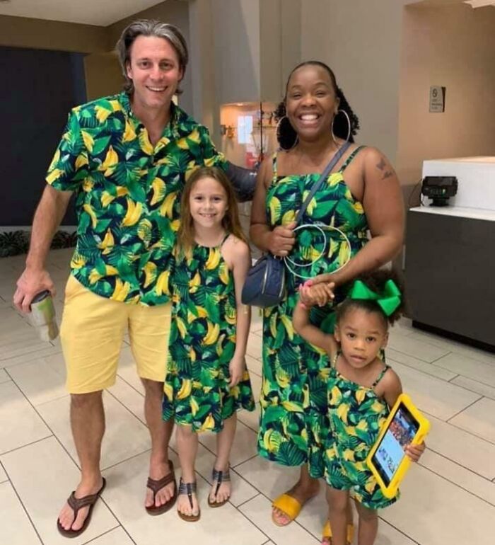 Familia usando ropa a juego con patrón de hojas y plátanos, mostrando una coincidencia increíble poco común.