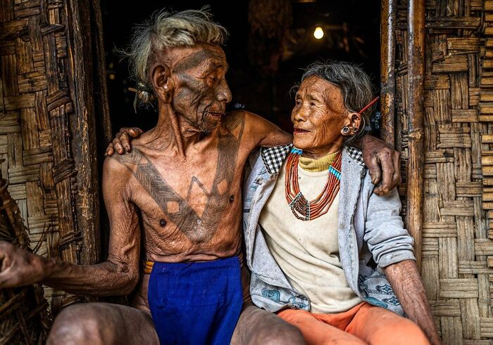 Retrato elocuente de personas mayores de todo el mundo mostrando tradiciones y expresiones culturales únicas y profundas.
