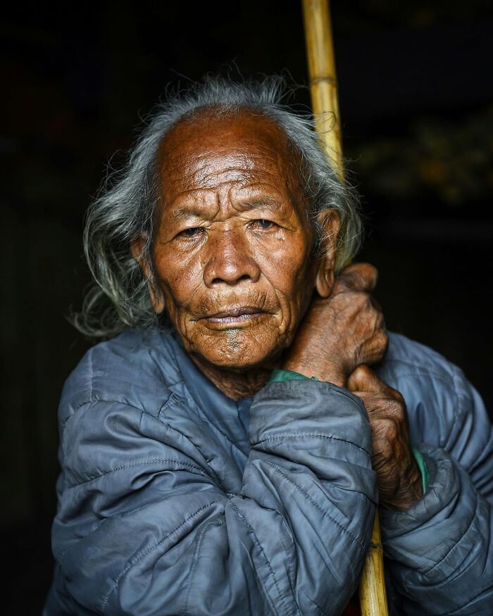 Retrato elocuente de persona mayor con rostro arrugado y expresión profunda, parte de serie global de personas mayores.