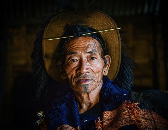 Retrato elocuente de persona mayor con sombrero y vestimenta tradicional, mostrando expresión profunda y cultural.
