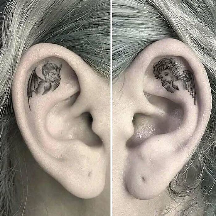 Tatuajes pequeños en las orejas de un ángel y un diablo, ejemplo de tatuajes que van de lo gracioso a lo terrible.