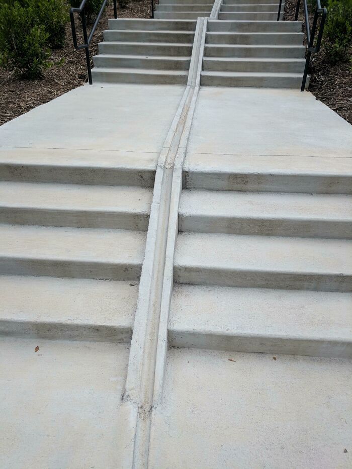 Escalera con rampa central para facilitar el transporte, una de las soluciones geniales a problemas habituales.