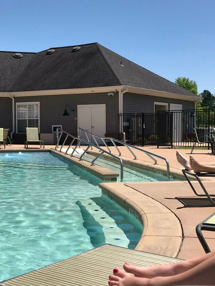 Piscina con rampa de accesibilidad en día soleado, mostrando soluciones geniales para problemas habituales en espacios exteriores.
