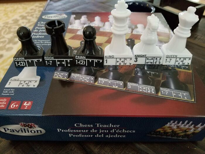 Piezas de ajedrez con etiquetas instructivas para movimientos, solución genial a problemas habituales en juegos de mesa.
