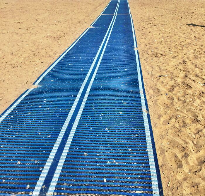 Alfombra azul para caminar sobre la arena, una solución genial para problemas habituales en la playa.