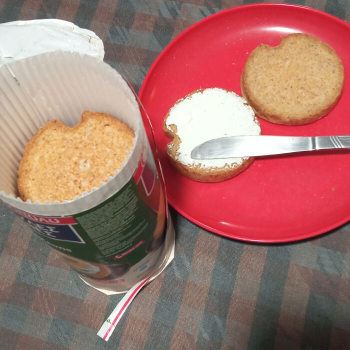Galletas redondas con pan untado de crema sobre plato rojo, mostrando solución práctica para problemas habituales.