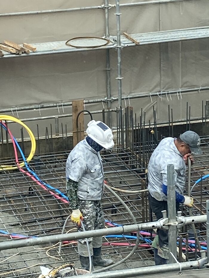 Trabajadores de la construcción aplicando soluciones geniales para problemas habituales en obra con equipos y materiales modernos.