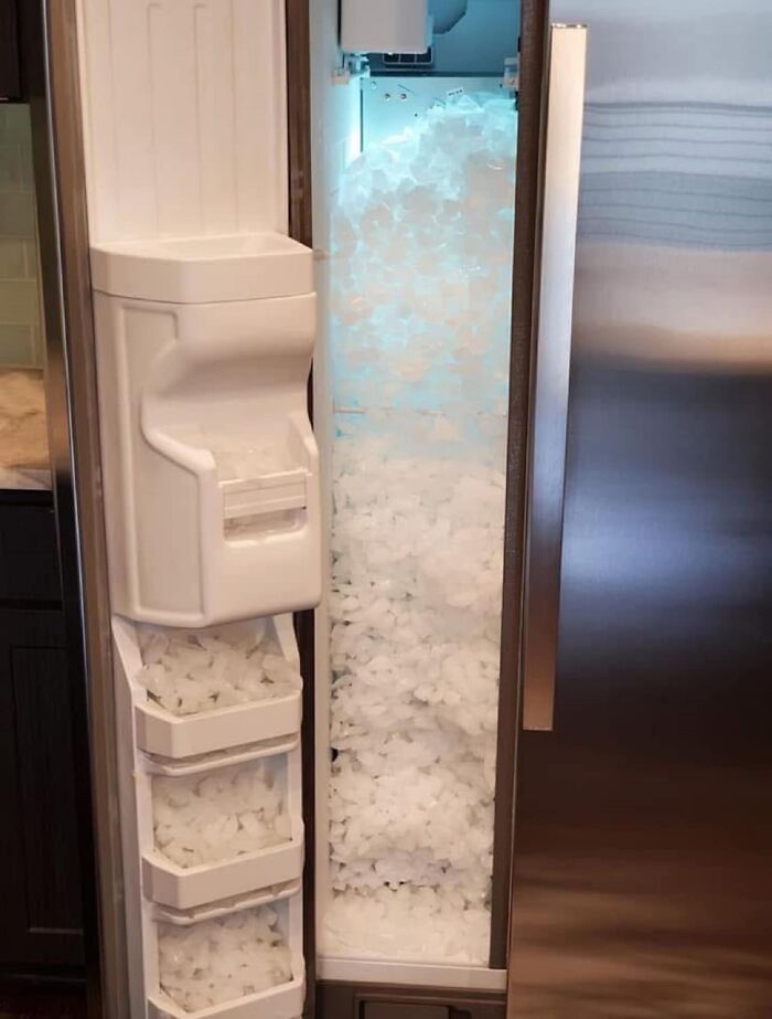 Congelador de hielo lleno en exceso causando problema, un claro ejemplo de cosas que salieron mal compartidas por la gente.