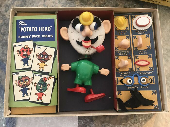 Figura vintage Mr. Potato Head con accesorios exhibida, mostrando comparaciones increíbles y nueva perspectiva temporal.