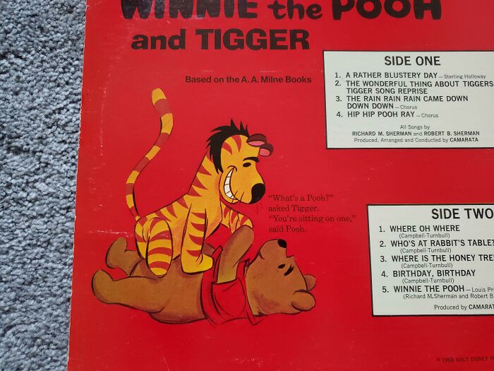 Portada roja con ilustración de Winnie the Pooh y Tigger, mostrando una comparación clásica en una perspectiva temporal.