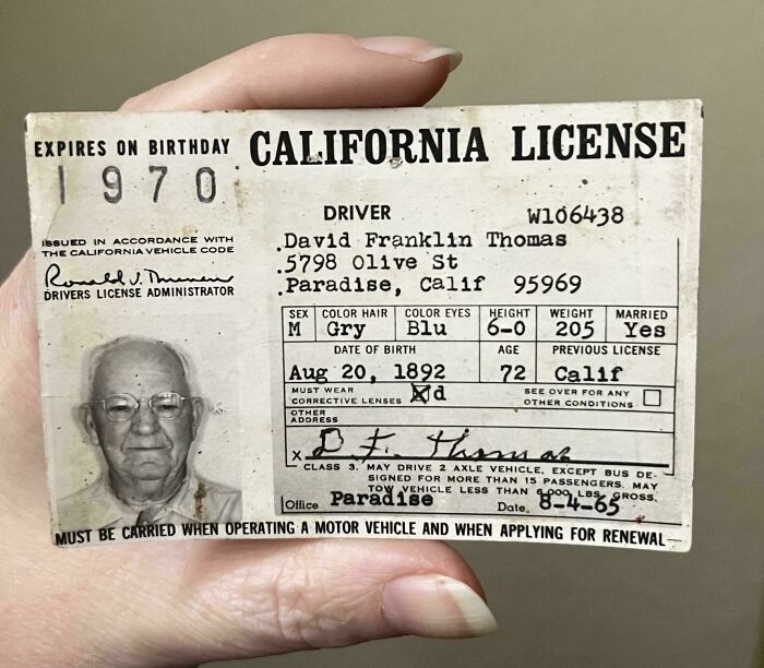Licencia de conducir antigua de California con foto en blanco y negro, mostrando una nueva perspectiva temporal.