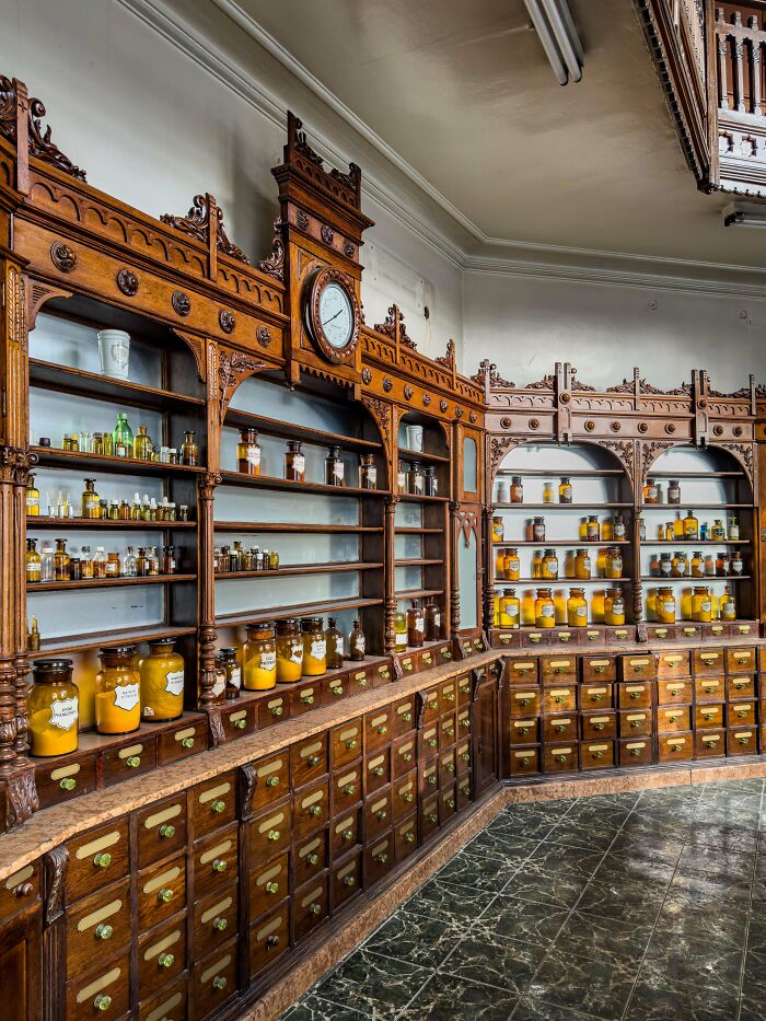 Antigua farmacia con estanterías de madera y frascos, mostrando una nueva perspectiva temporal en comparaciones increíbles.