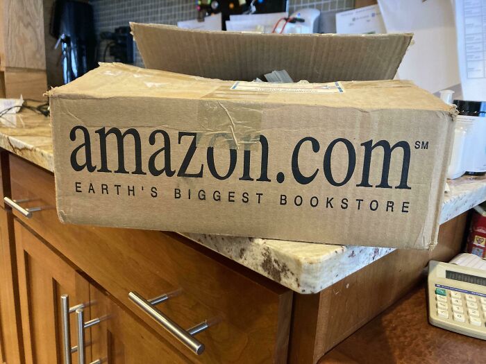 Caja de cartón de amazon com abierta sobre una encimera mostrando una nueva perspectiva temporal y comparaciones increíbles