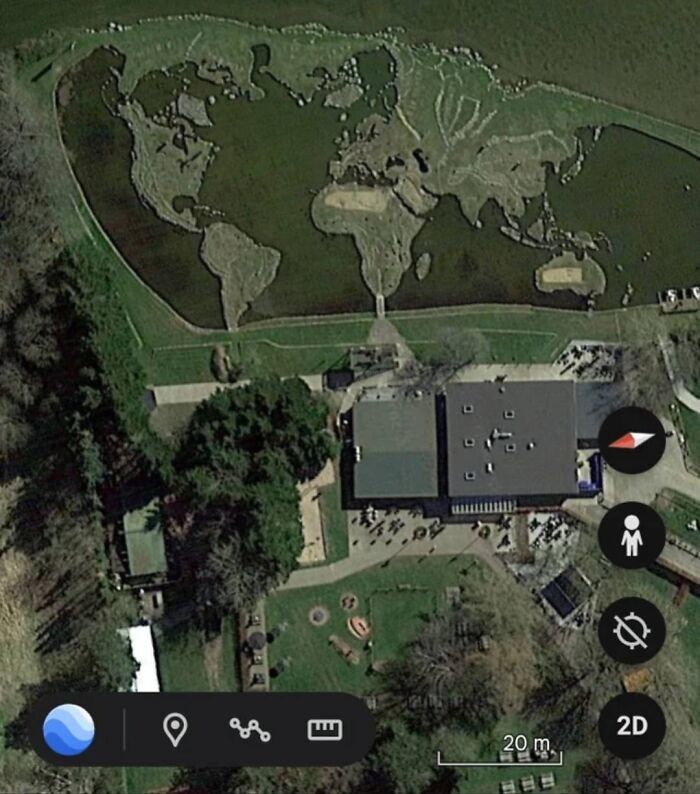 Mapa del mundo representado en un jardín visto desde Google Earth, lugar misterioso y raro desde las alturas.