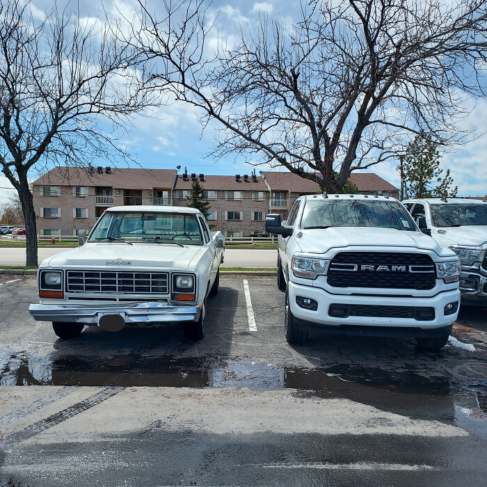 Comparación increíble de dos camionetas Dodge RAM blanca, mostrando una nueva perspectiva temporal del diseño automotriz.