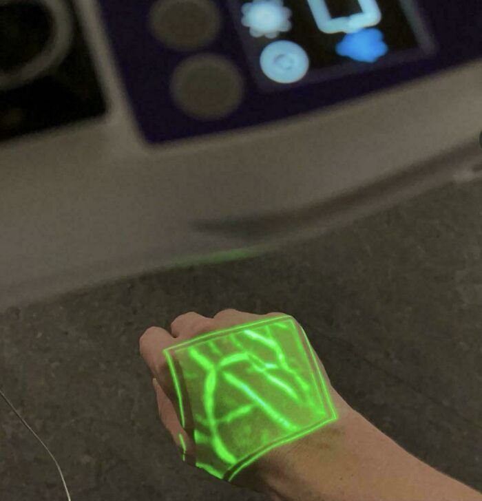 Mano con proyección holográfica verde mostrando un diseño de venas en un entorno tecnológico moderno, foto interesante.