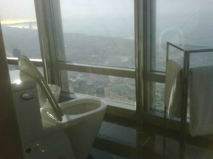 Baño con vista panorámica a gran altura en un edificio, una de las fotos tan interesantes para ver sin protección.