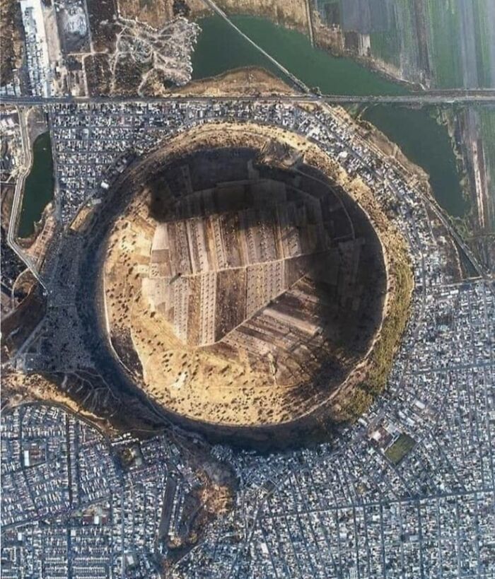 Vista aérea de lugar misterioso encontrado en Google Earth, mostrando formación circular rodeada de ciudad densa.