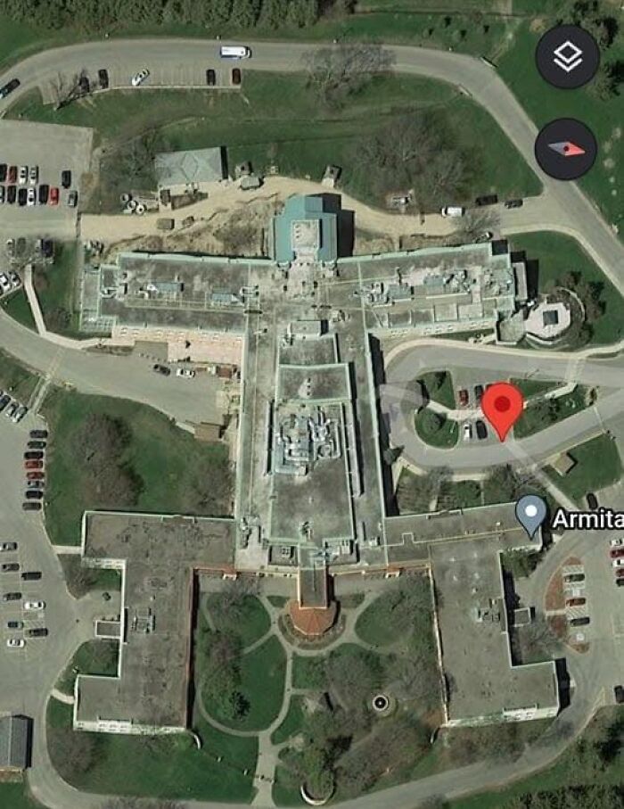 Vista aérea de edificio en Google Earth mostrando uno de los lugares misteriosos, raros o divertidos encontrados.