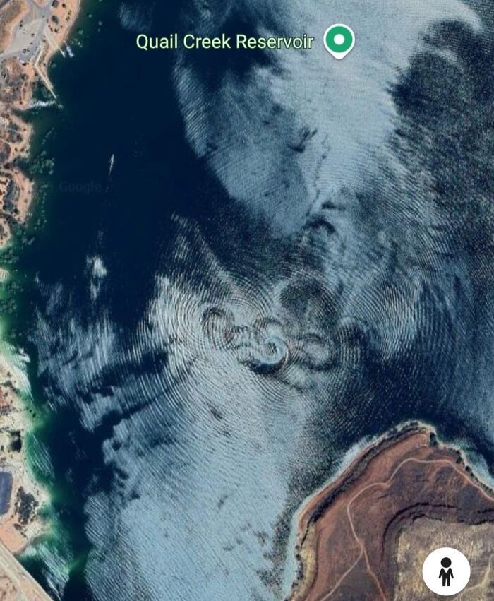 Reservorio Quail Creek con patrones misteriosos en el agua, lugar raro y curioso encontrado en Google Earth.