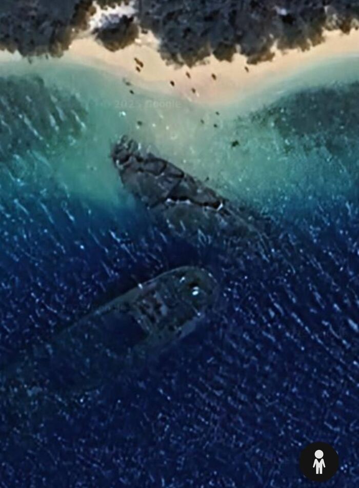 Barco hundido visible desde satélite en aguas profundas, uno de los lugares misteriosos encontrados en Google Earth.