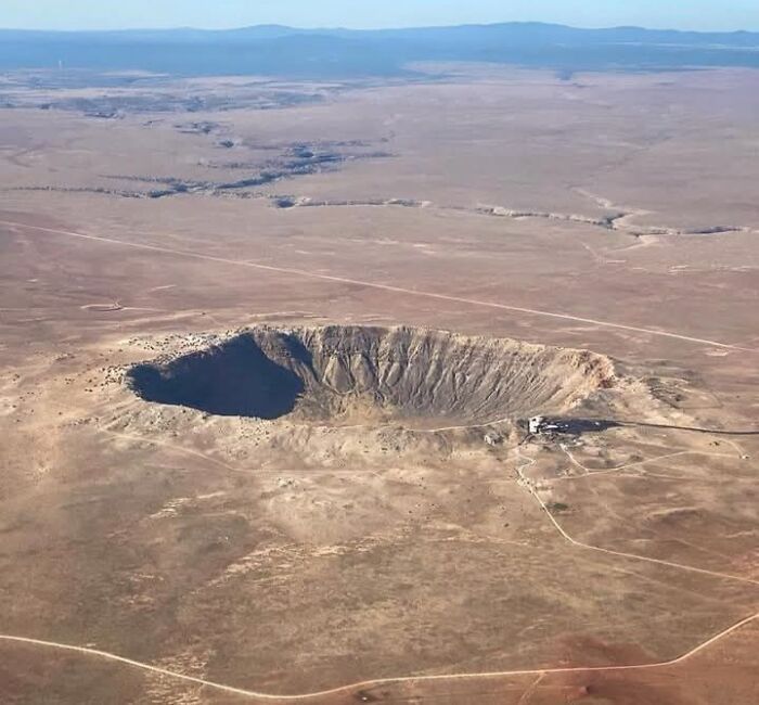 Cráter gigante en zona desértica, uno de los lugares misteriosos encontrados en Google Earth desde el aire.