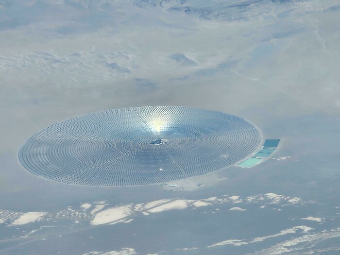 Planta solar concentradora con diseño circular brillante en paisaje desértico en fotos tan interesantes para proteger la vista.