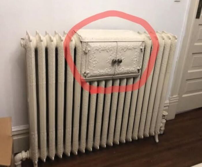 Radiador antiguo en casa olvidada con compartimento escondido, descubrimiento curioso en viviendas abandonadas.