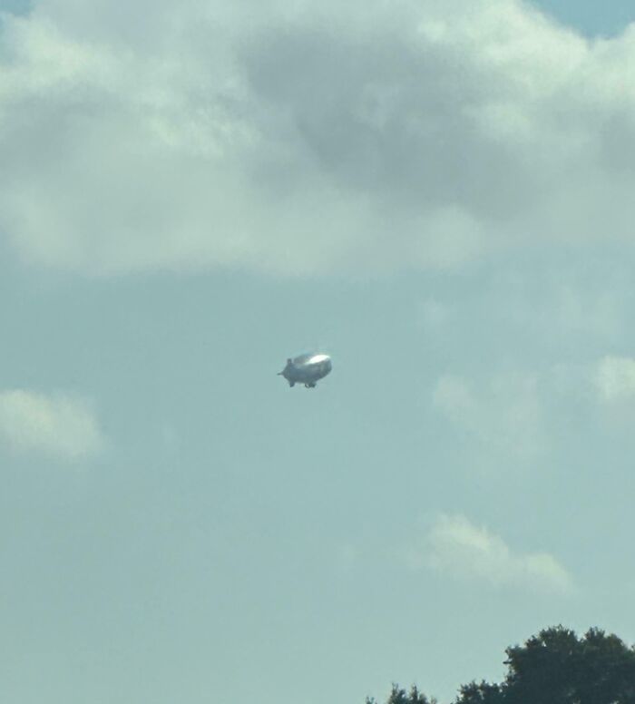 Foto interesante de un dirigible volando en un cielo parcialmente nublado para fotos tan interesantes.