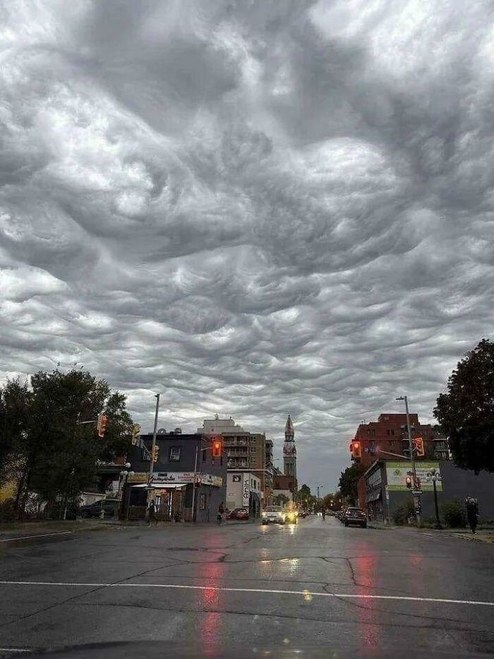 Nubes con formas curiosas que parecen otros objetos, creando una escena urbana interesante y única al atardecer.