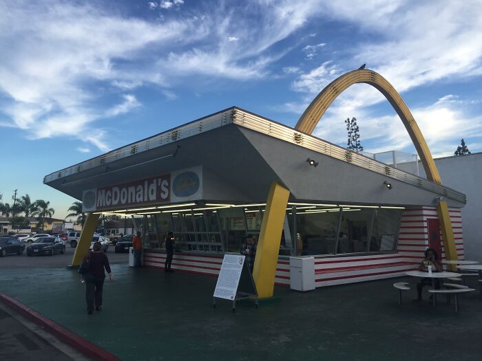 Comparación increíble de un McDonald's clásico con estructura retro mostrando perspectiva temporal y evolución arquitectónica.
