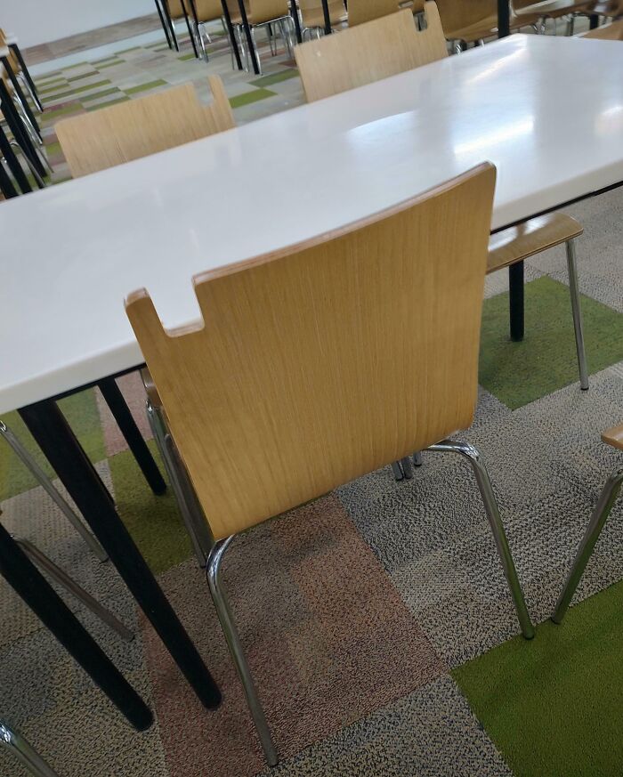Silla de madera con diseño especial para problemas habituales, solución creativa para un entorno moderno y funcional.