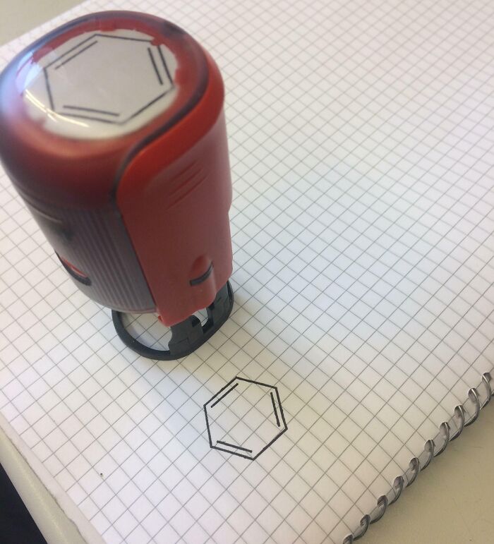 Sello práctico para dibujar formas hexagonales en cuaderno de cuadricula, solución genial para problemas habituales.