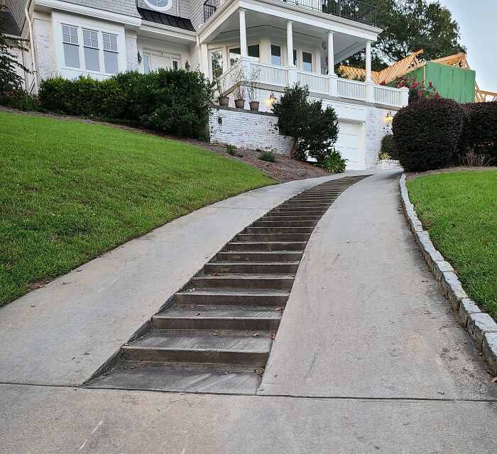 Entrada de casa con una combinación de rampa y escaleras para solución ingeniosa a problemas habituales de acceso.