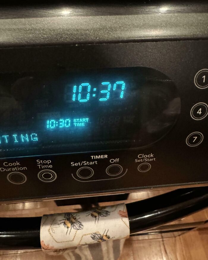 Panel digital de horno mostrando la hora y temporizador, ejemplo de soluciones geniales a problemas habituales en cocina.
