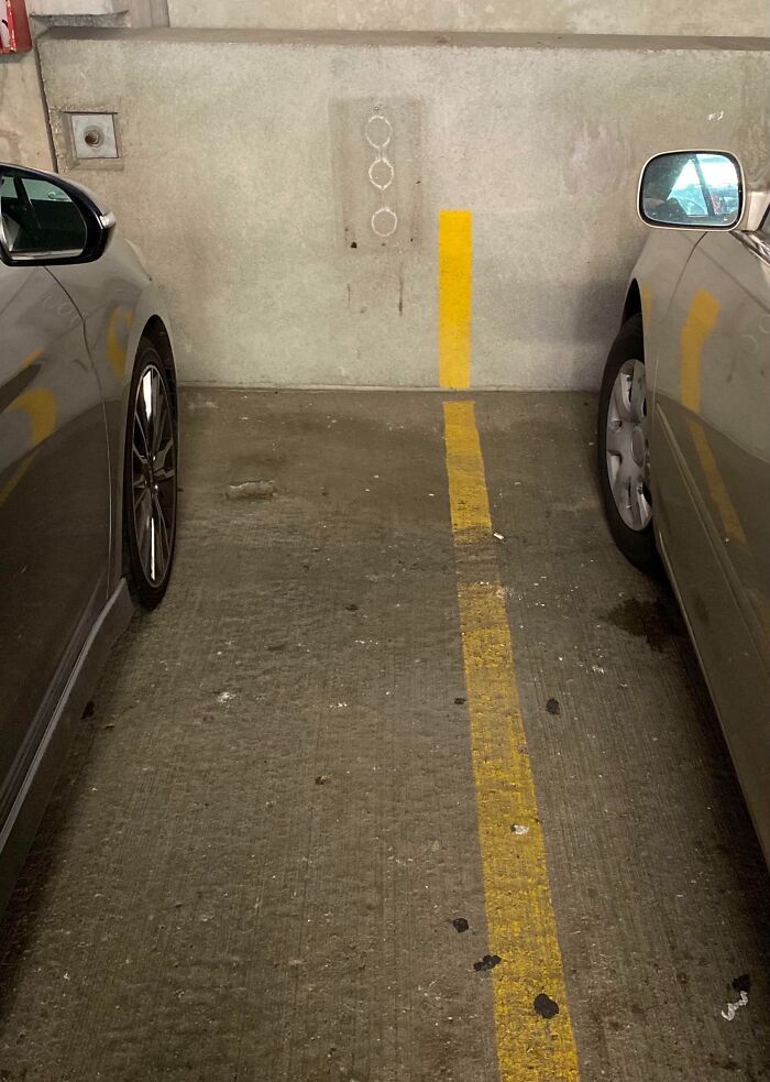 Espacio de estacionamiento entre dos coches con solución genial para problemas habituales en aparcamientos.