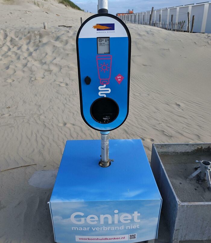 Dispensador de protector solar en la playa como solución genial a problemas habituales de protección solar.
