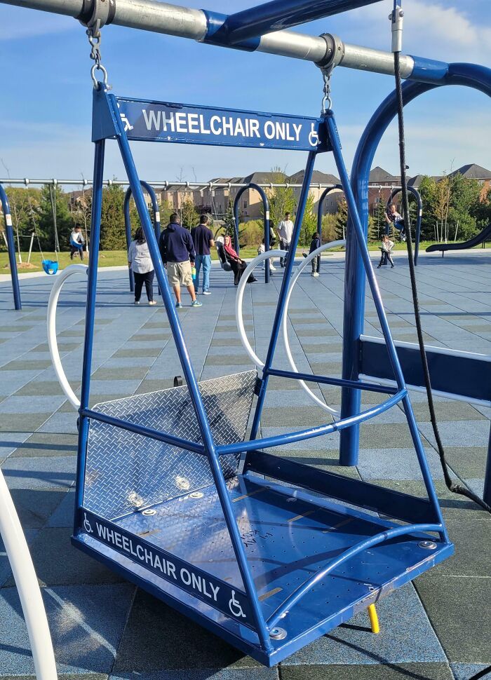 Columpio accesible para silla de ruedas en parque, solución genial para problemas habituales de movilidad y accesibilidad.