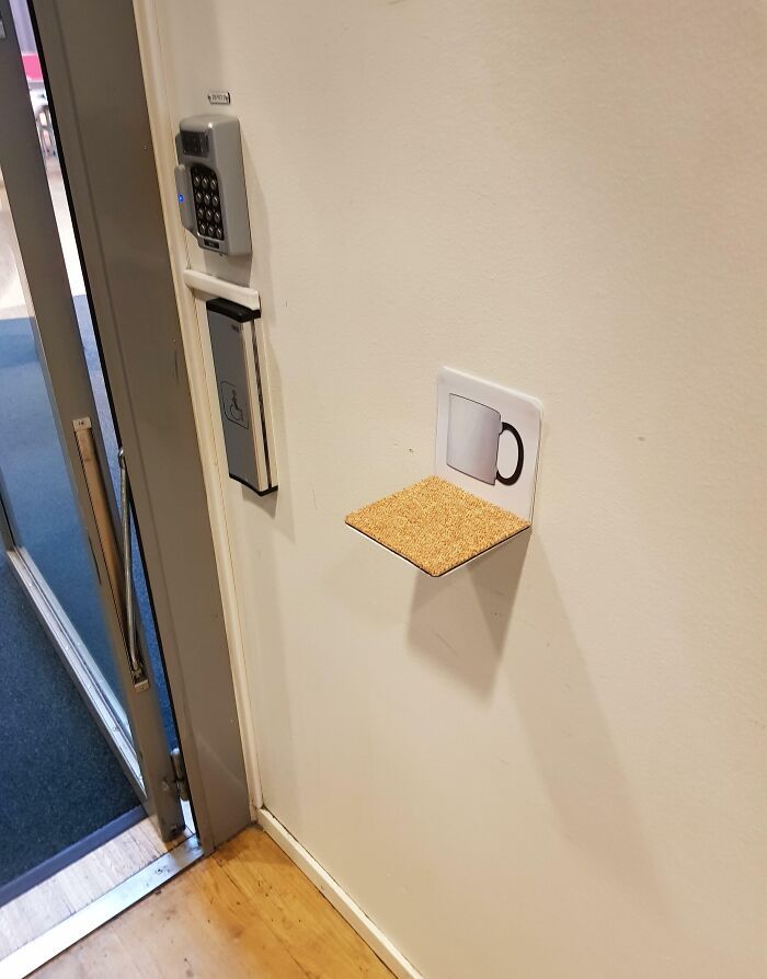 Estante flotante pequeño en la pared con imagen de taza, solución genial a problemas habituales para apoyar objetos.