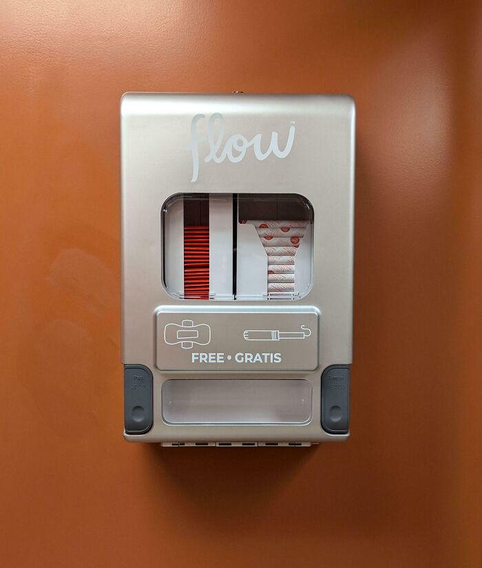 Dispensador de curitas gratis en pared marrón ofreciendo soluciones geniales a problemas habituales en emergencias.