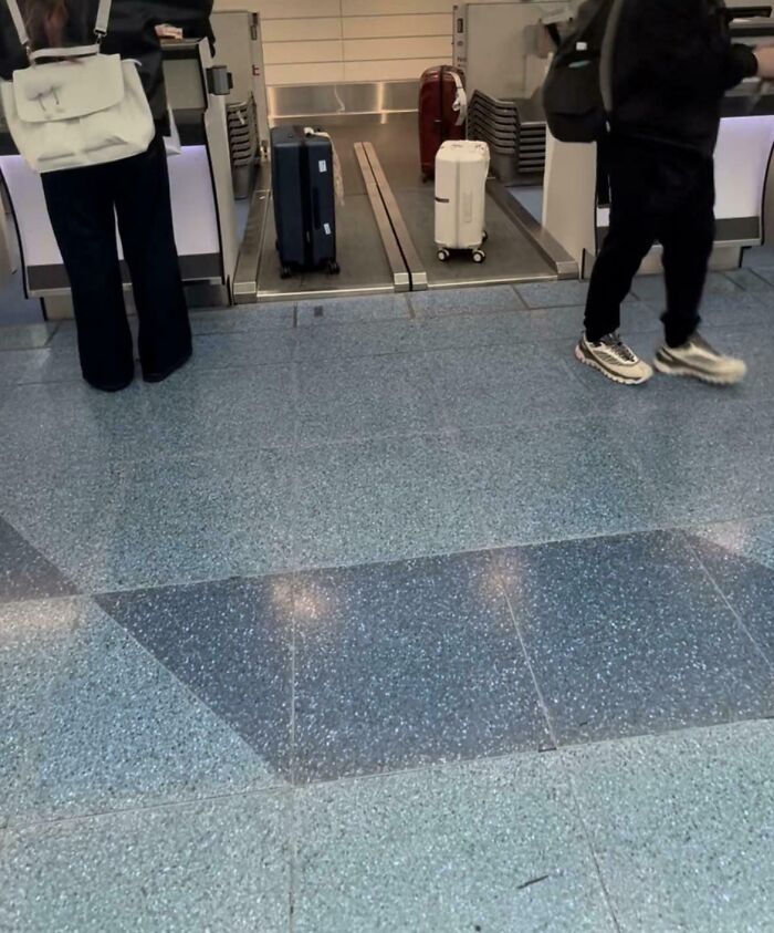 Maletas en cinta transportadora de aeropuerto con personas esperando, solución genial para problemas habituales de viaje.