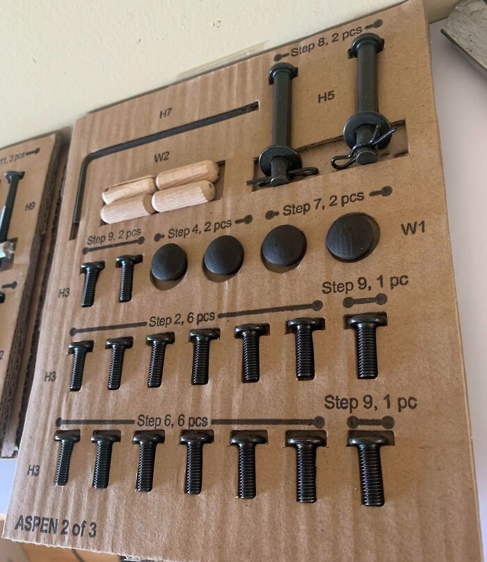 Piezas organizadas en cartón para montaje, mostrando soluciones geniales a problemas habituales con tornillos y accesorios.