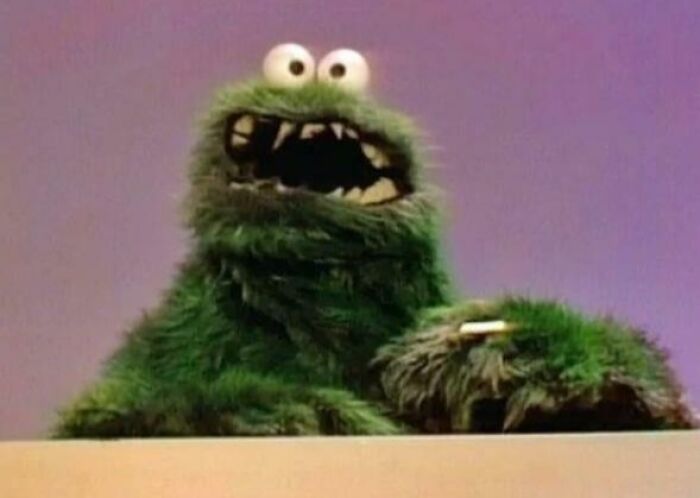 Peluche verde con expresión sorprendida, mostrando una nueva perspectiva temporal en comparación increíble.