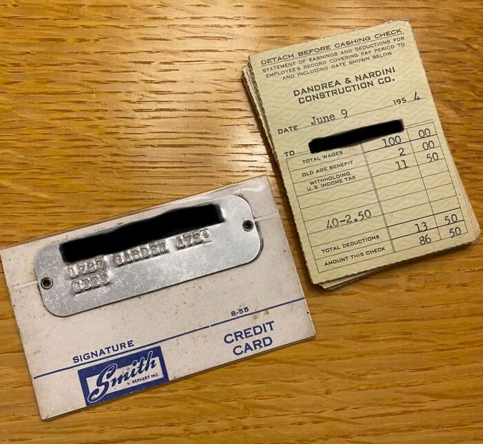 Comparación increíble de una tarjeta y cheque antiguo mostrando una nueva perspectiva temporal histórica.