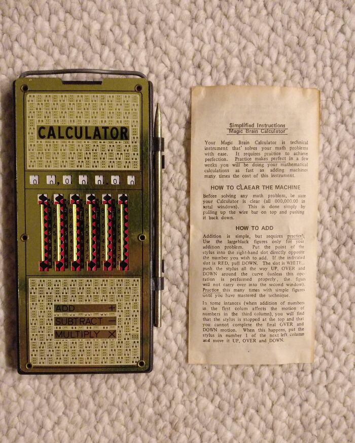 Calculadora antigua con instrucciones impresas mostrando una comparación increíble de perspectiva temporal y evolución tecnológica.